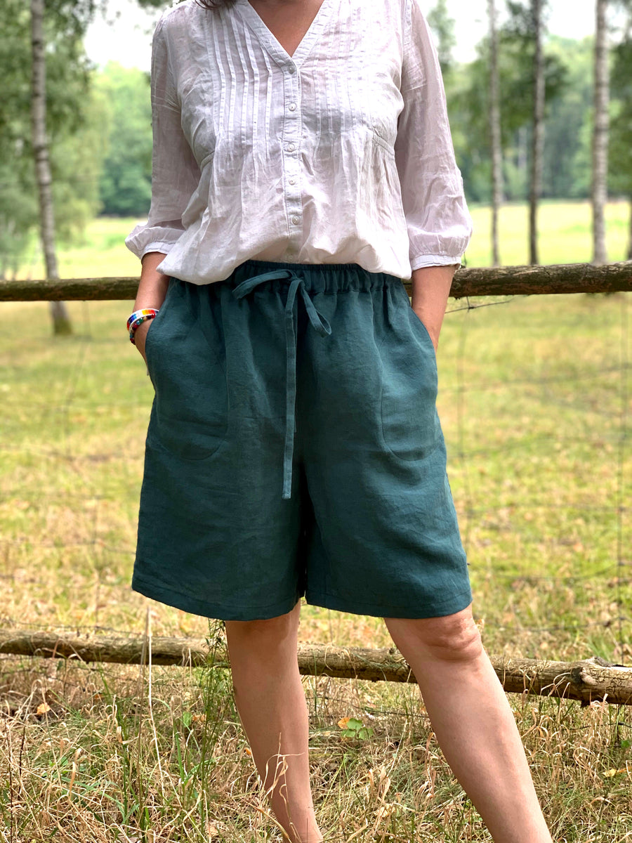 Extra jemné lněné unisex bermudy v odstínu Smoke Pine