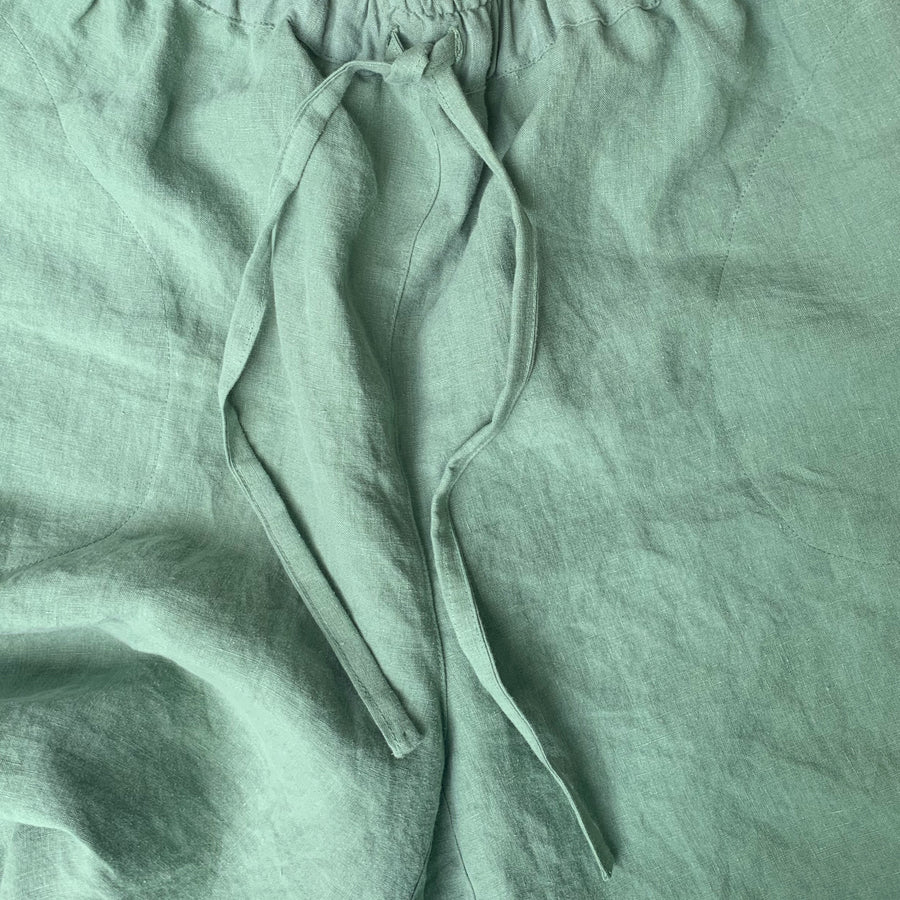Extra jemné lněné unisex bermudy v odstínu Loden Frost