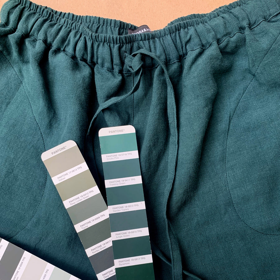 Extra jemné lněné unisex bermudy v odstínu Smoke Pine
