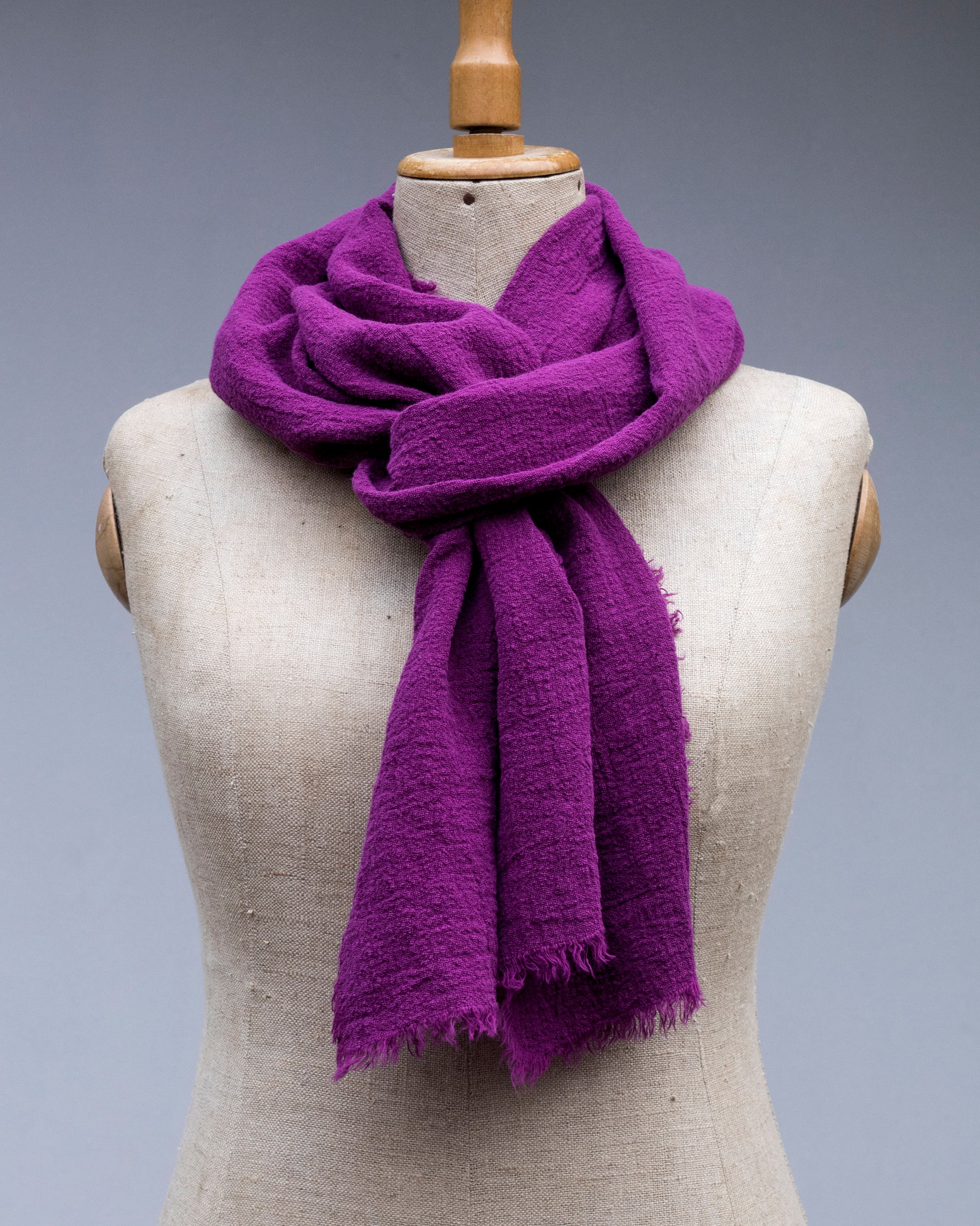 Unisex šál ze lněného krepu v odstínu Amaranth Purple