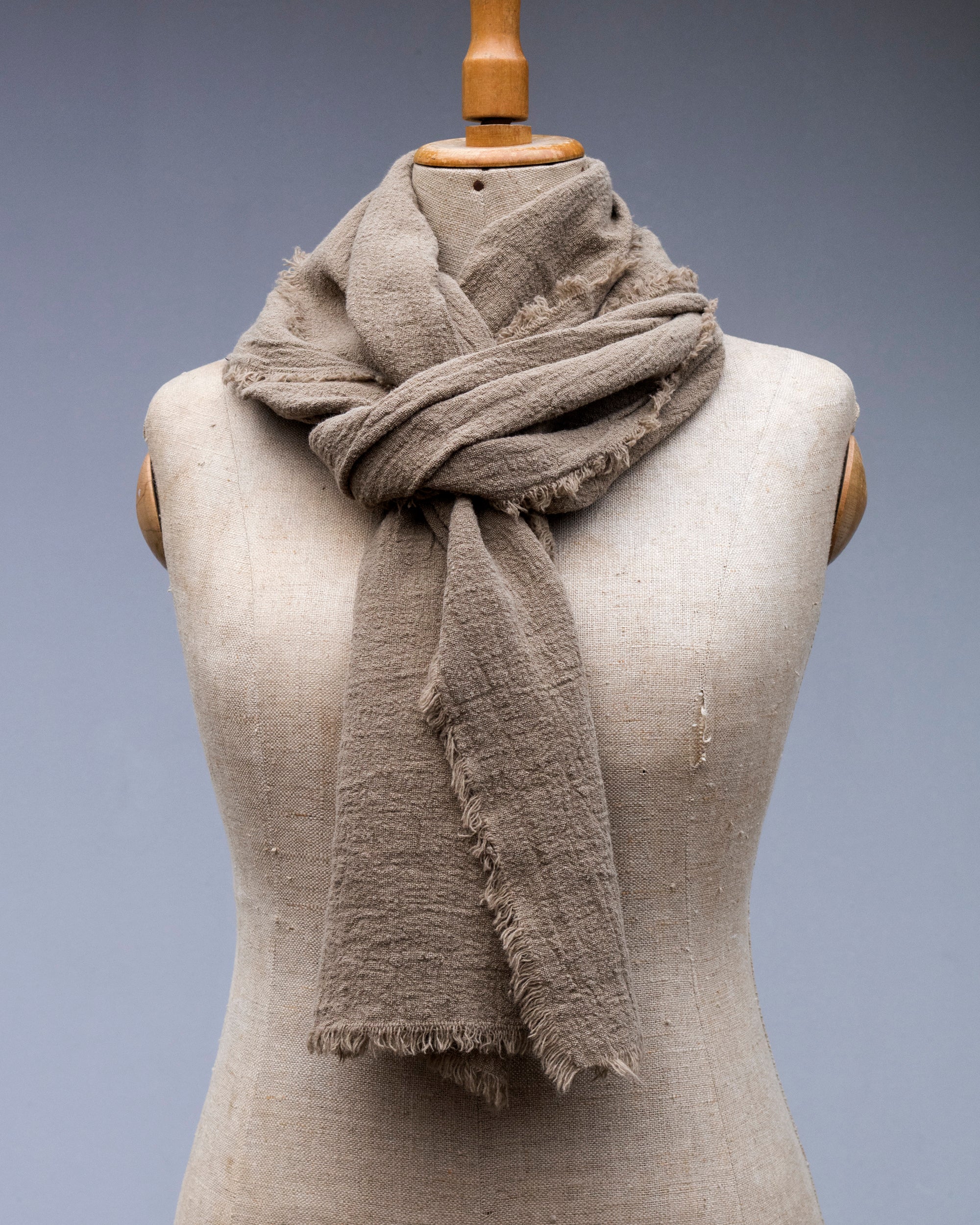 Unisex šál ze lněného krepu v odstínu Olive Gray