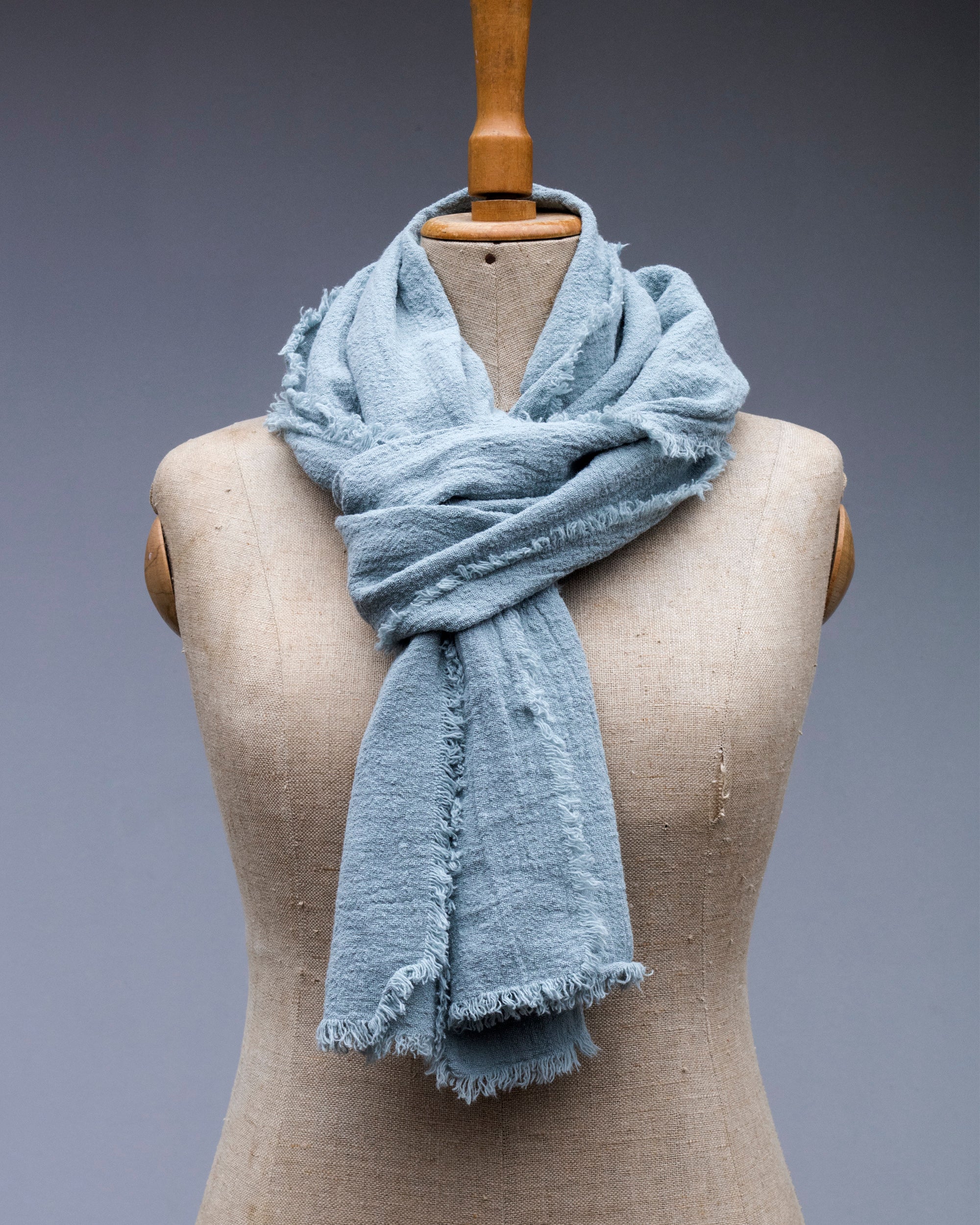 Unisex šál ze lněného krepu v odstínu Stone Blue