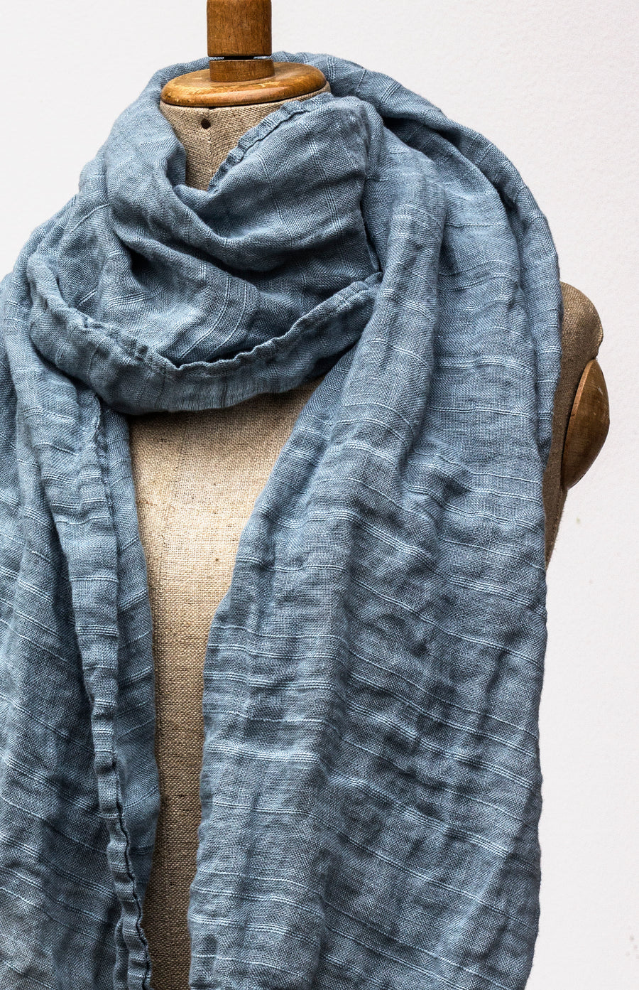 Luxuriously soft linen scarf in the shade Stone Blue