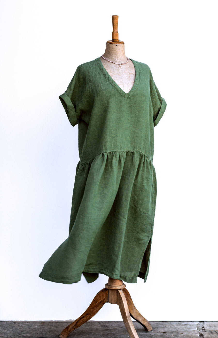 Lněné "venkovské" šaty v odstínu Pantone Garden Green