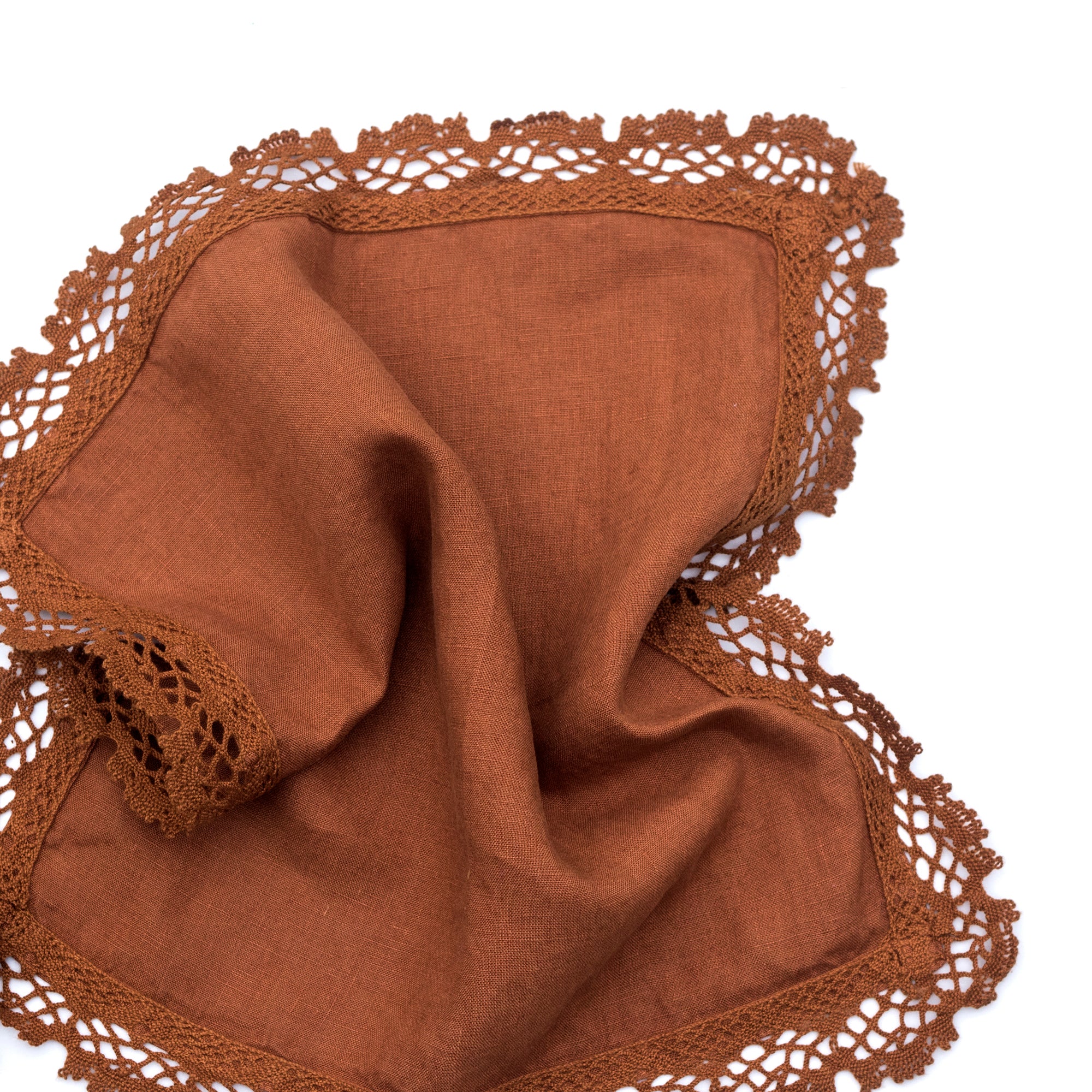 Dva lněné ubrousky s vambereckou krajkou v odstínu Glazed Ginger