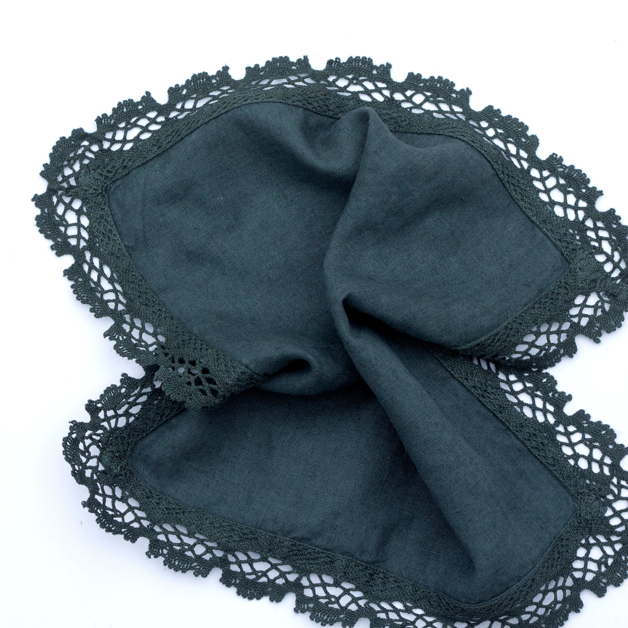 Dva lněné ubrousky s vambereckou krajkou v odstínu Silver Pine