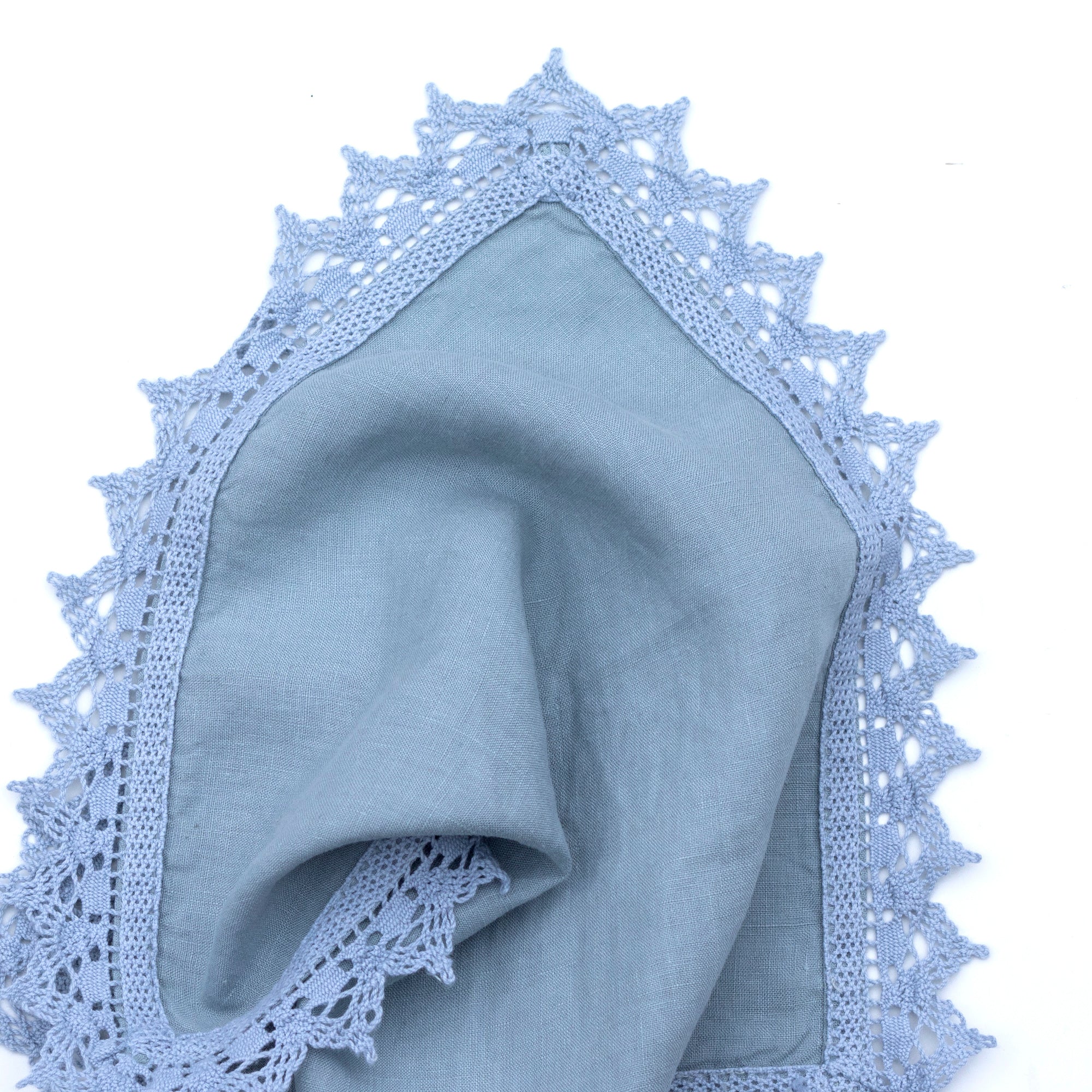 Dva lněné ubrousky s vambereckou krajkou v odstínu Stone Blue