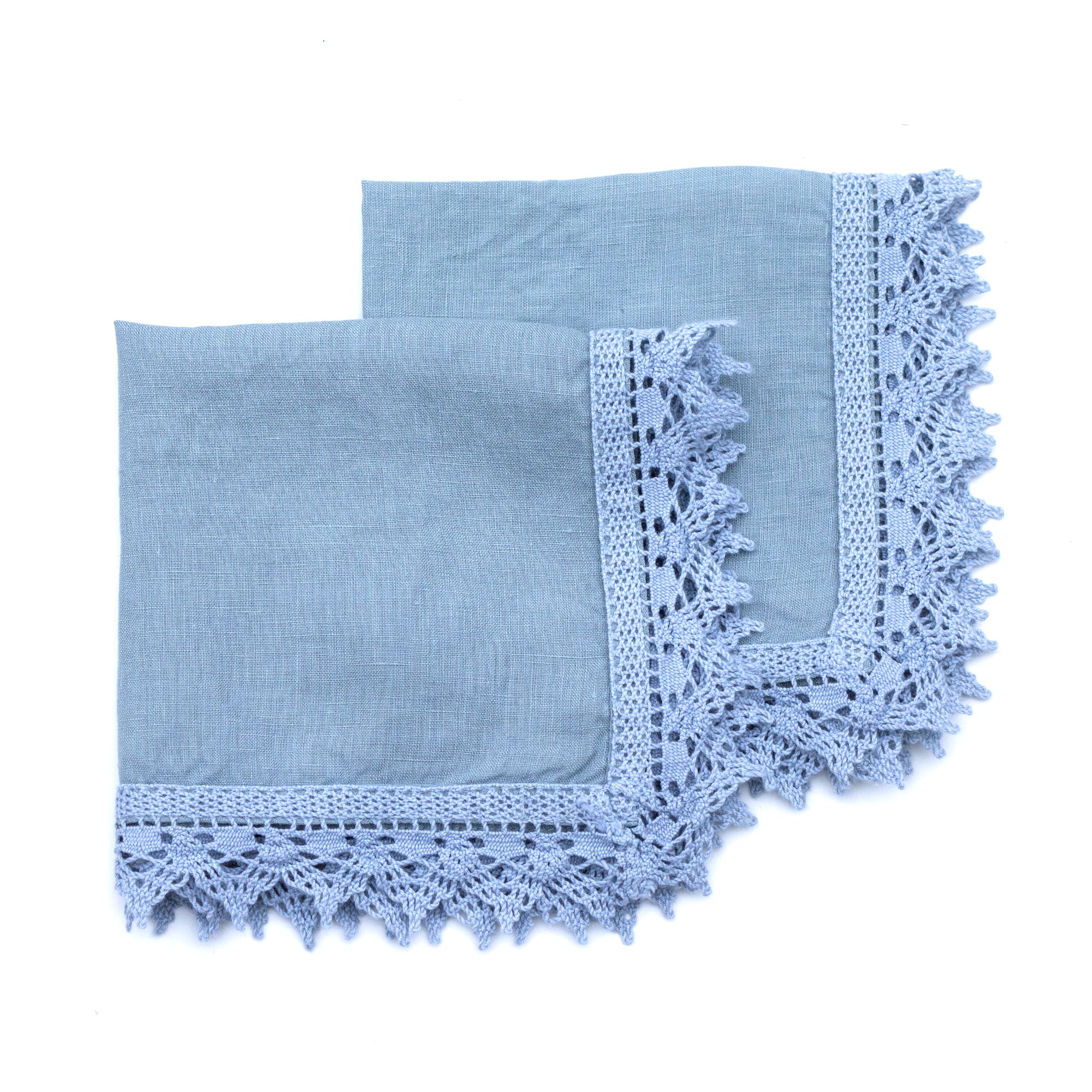 Dva lněné ubrousky s vambereckou krajkou v odstínu Stone Blue