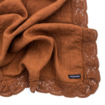 Festive runner with vamber lace in the shade of Toffee