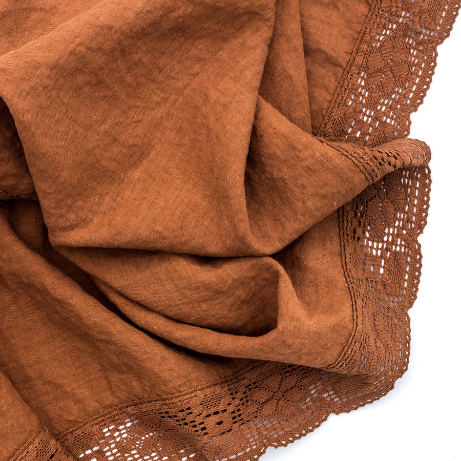 Festive runner with vamber lace in the shade of Toffee