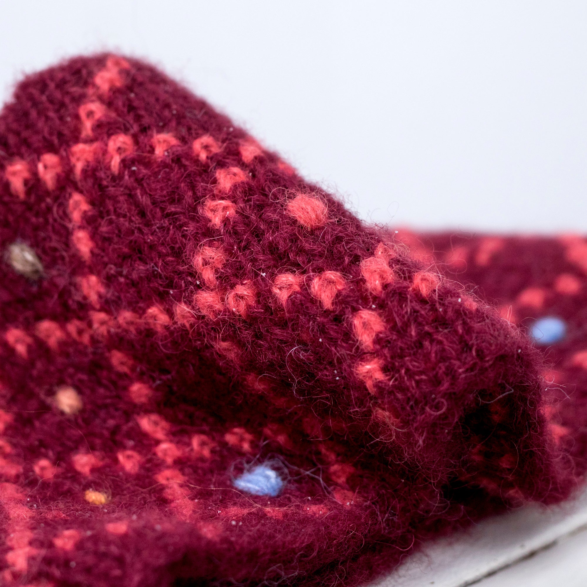 Alpaca & Silk žakárová čelenka s vyšívanými puntíky / burgundská červená