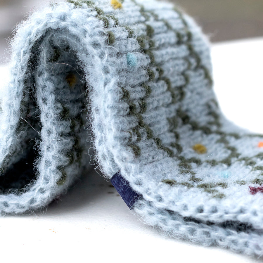 Alpaca & Silk žakárová čelenka s vyšívanými puntíky / šedomodrá