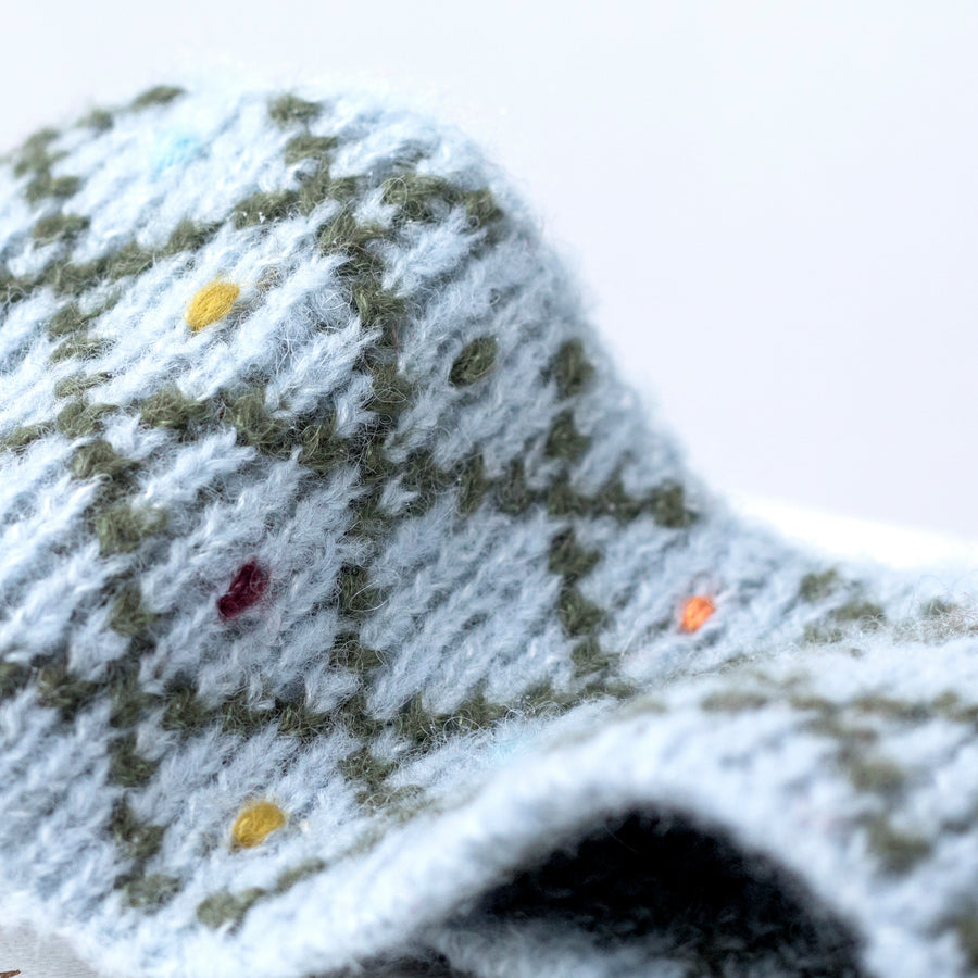 Alpaca & Silk žakárová čelenka s vyšívanými puntíky / šedomodrá