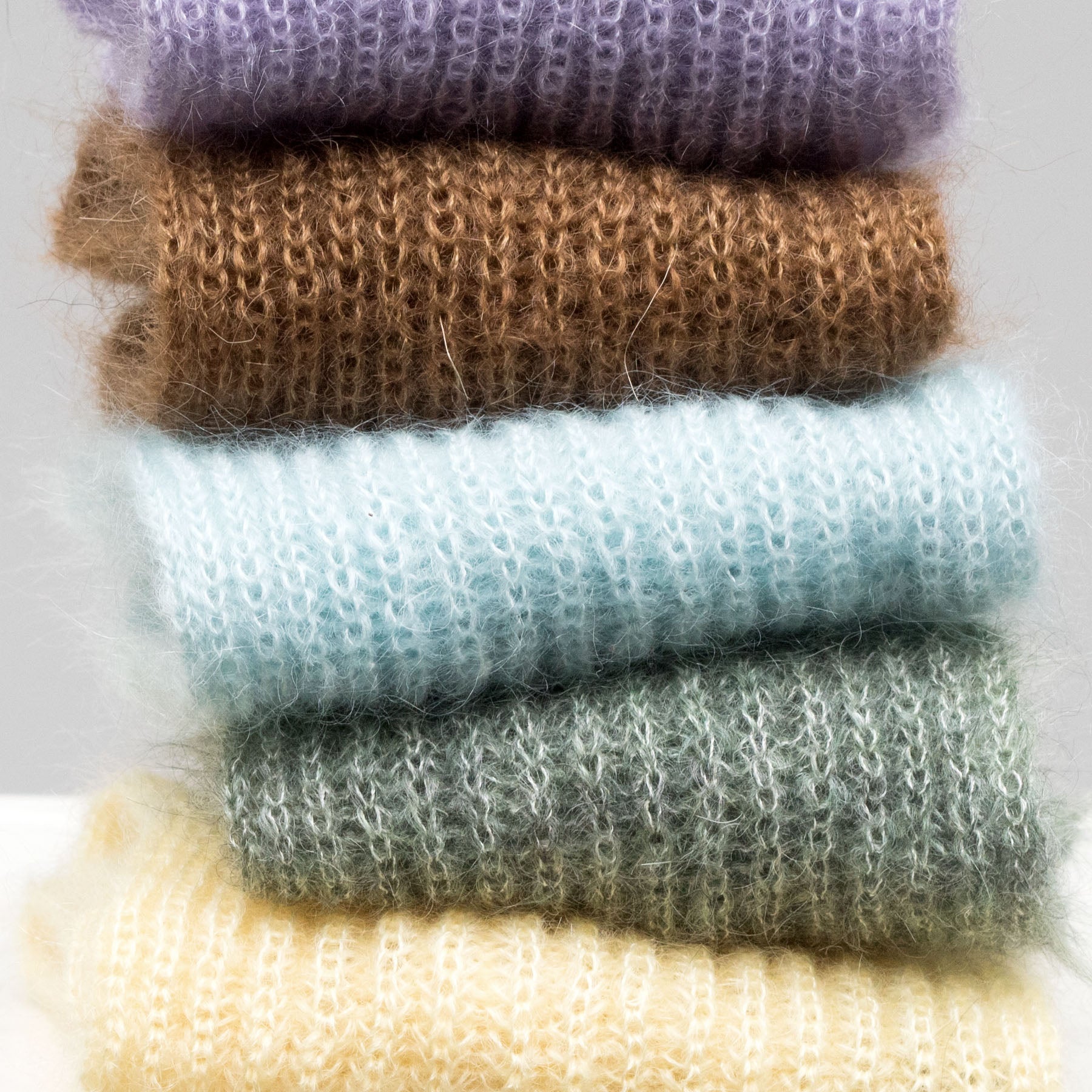 Čelenka z mohéru a hedvábí / nugátově hnědá