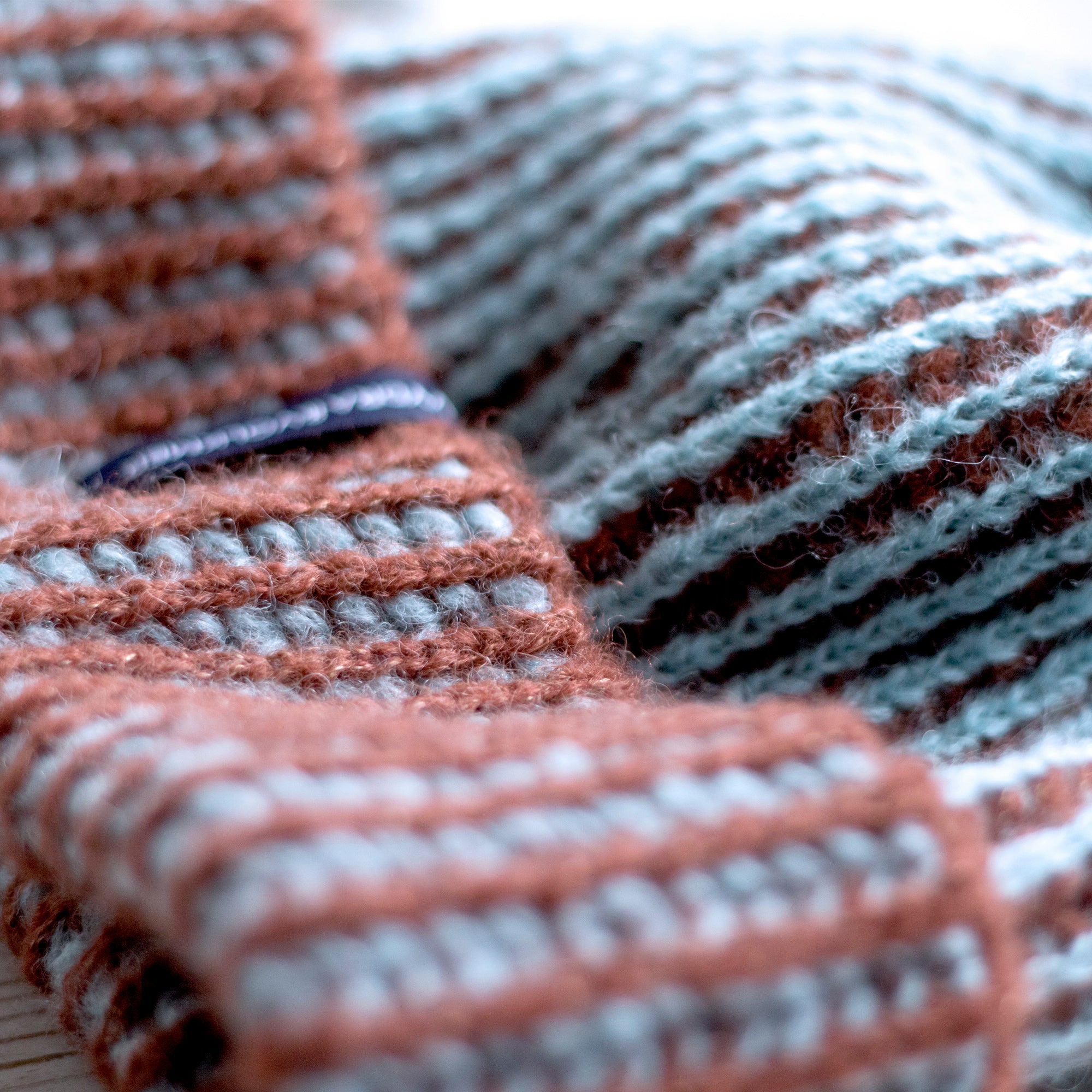 Alpaca & Silk čepice pružná s pruhy azurovo-skořicová