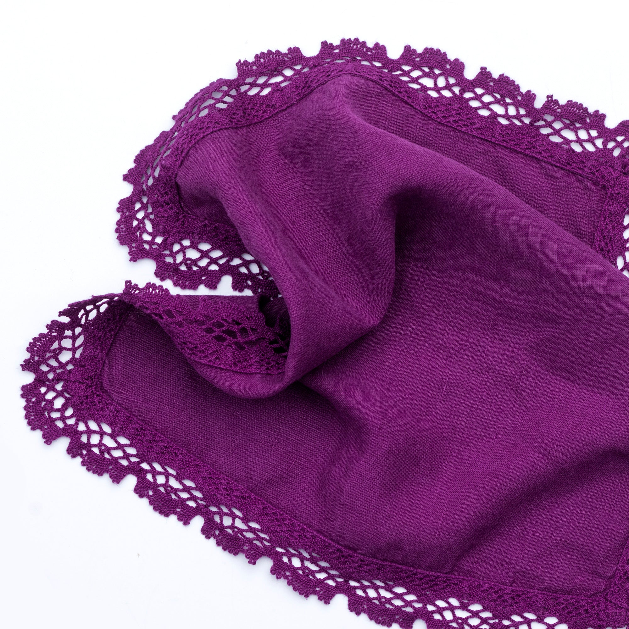 Dva lněné ubrousky s vambereckou krajkou v odstínu Amaranth Purple