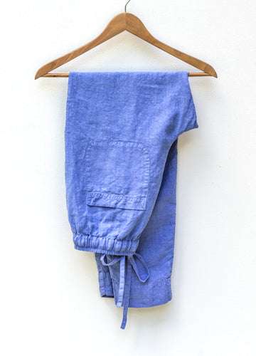 Spring pants in the shade of Kentucky Blue