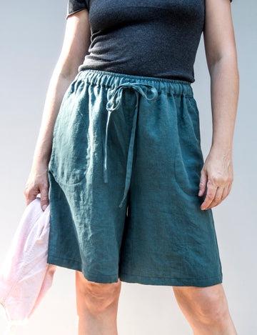 Extra jemné lněné unisex bermudy v odstínu Smoke Pine