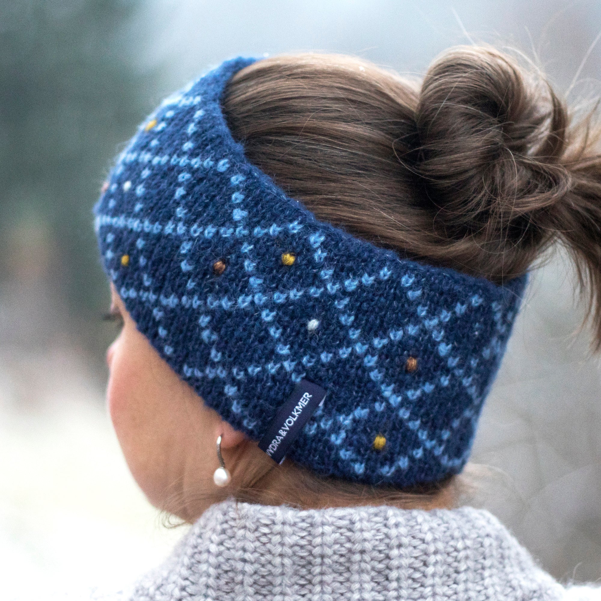 Alpaca & Silk žakárová čelenka s vyšívanými puntíky / modrá