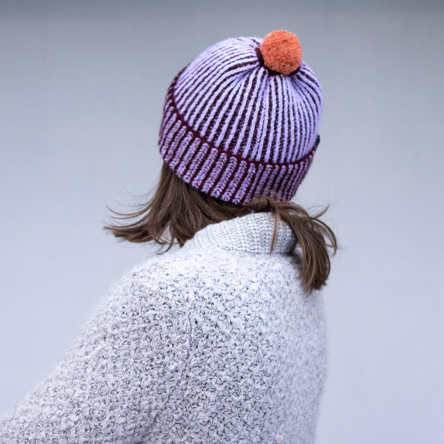 Alpaca & Silk čepice pružná s pruhy švestkovo-levandulová