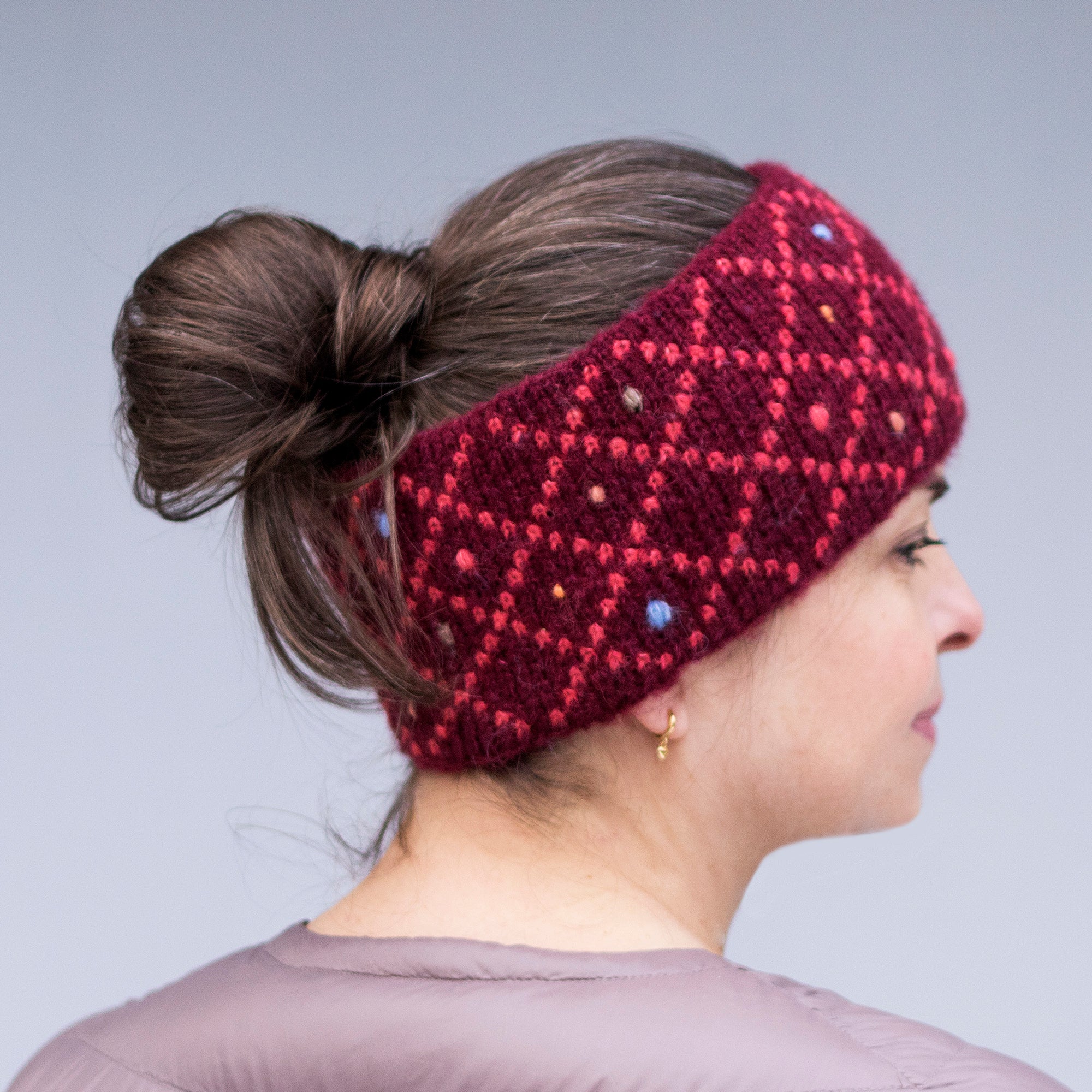 Alpaca & Silk žakárová čelenka s vyšívanými puntíky / burgundská červená