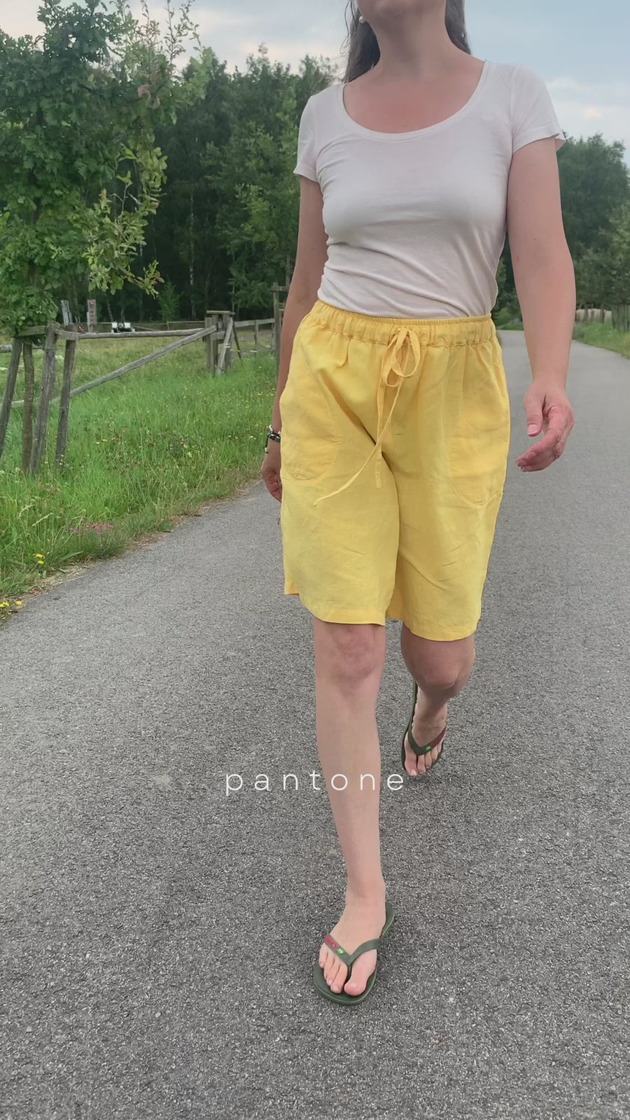 Extra jemné lněné bermudy v odstínu Aspen Gold