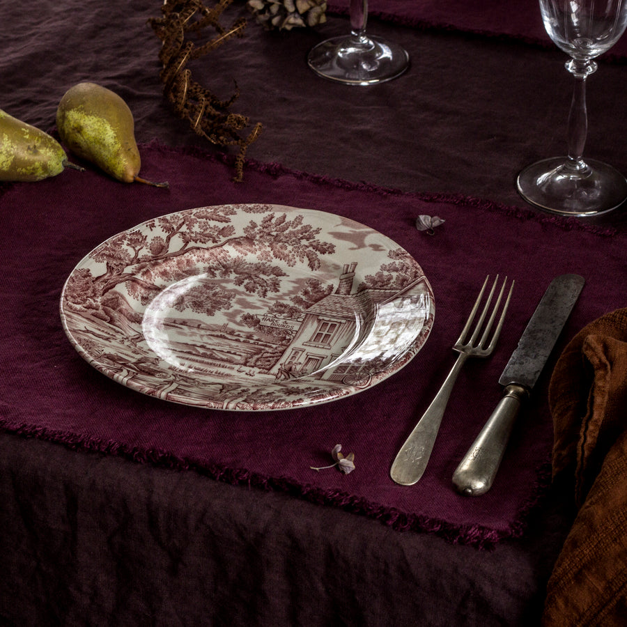 Placemat made of linen twill in the shade Windsor Wine