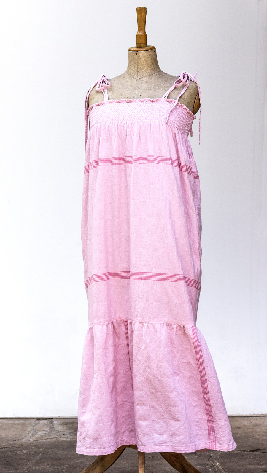 Bavlněné šaty na ramínka v odstínu Silver Pink / užší střih
