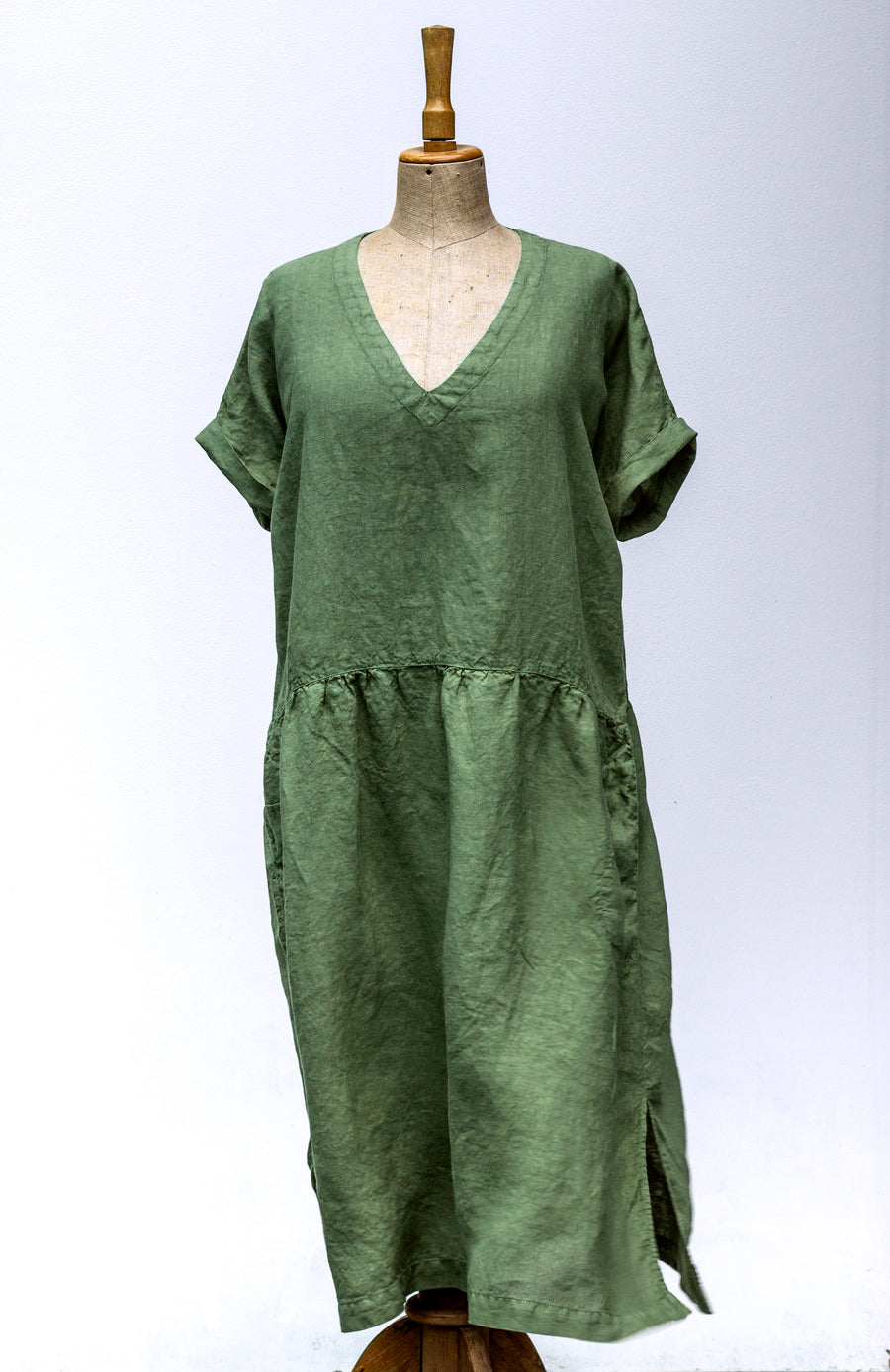 Lněné "venkovské" šaty v odstínu Pantone Garden Green