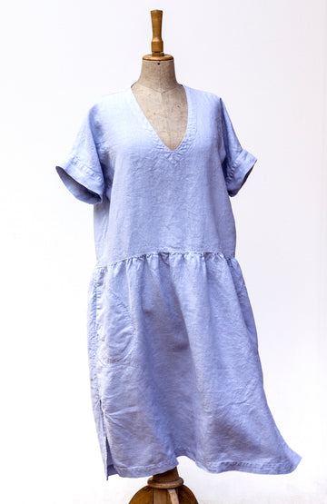 Venkovské šaty z extra jemného lnu v odstínu Kentucky Blue