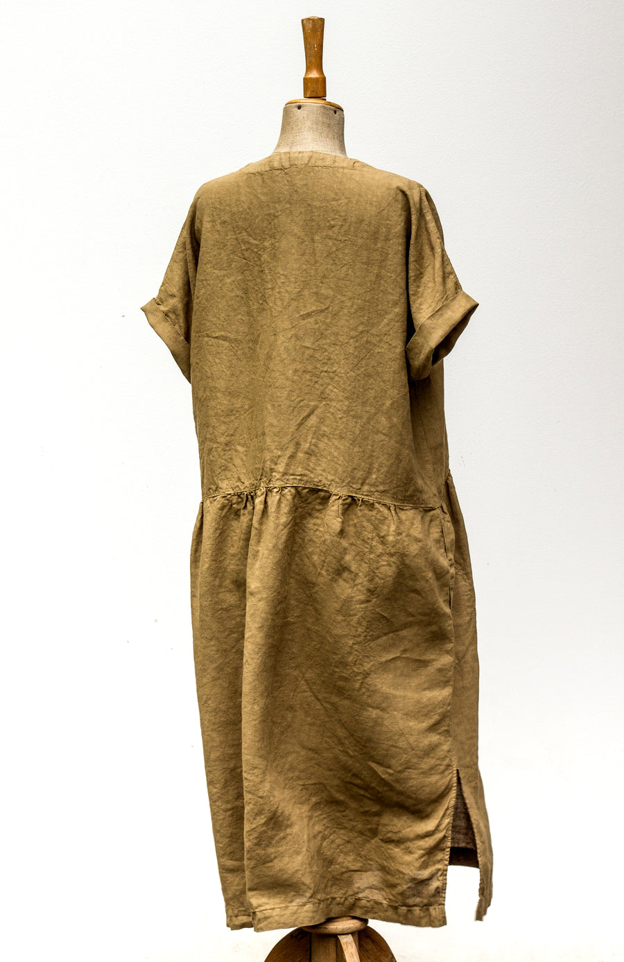 Venkovské šaty z extra jemného lnu v odstínu Prairie Sand