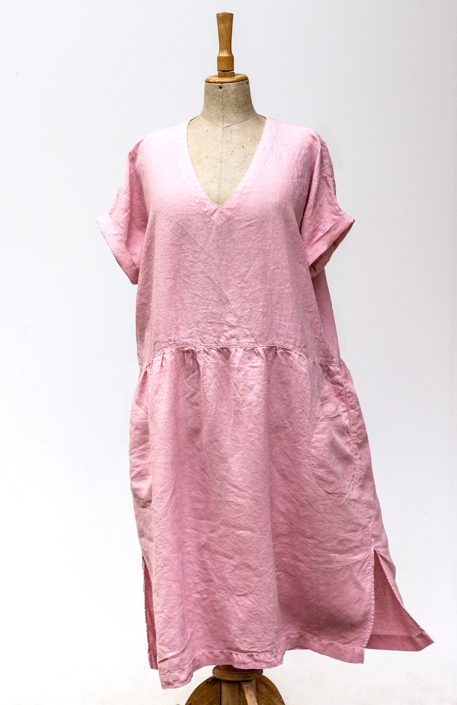 Venkovské šaty z extra jemného lnu v odstínu Silver Pink