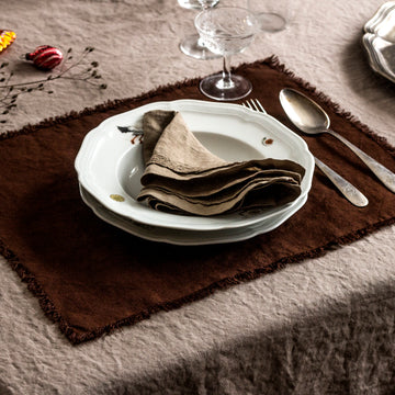 Placemat made of linen twill in Bitter Chocolate shade