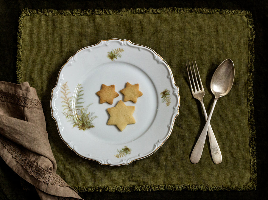 Placemat made of linen twill in the shade Olive Branch