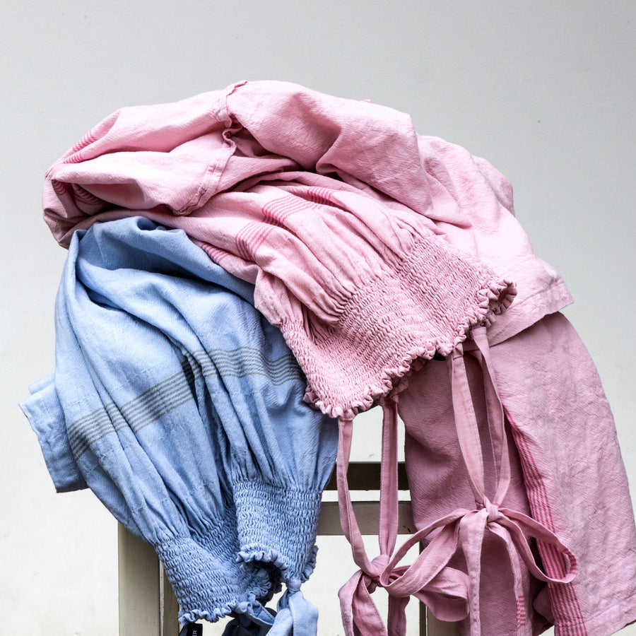 Bavlněné šaty na ramínka v odstínu Silver Pink / užší střih