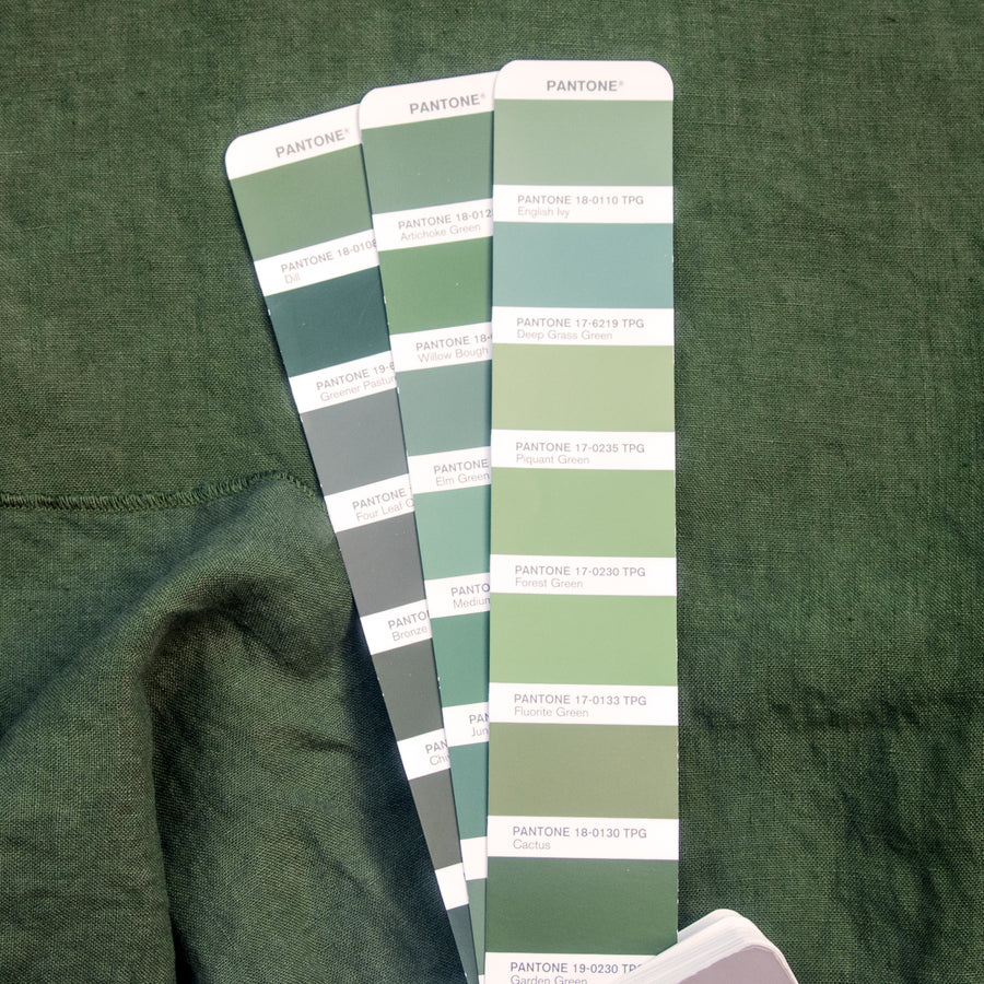 Lněné "venkovské" šaty v odstínu Pantone Garden Green