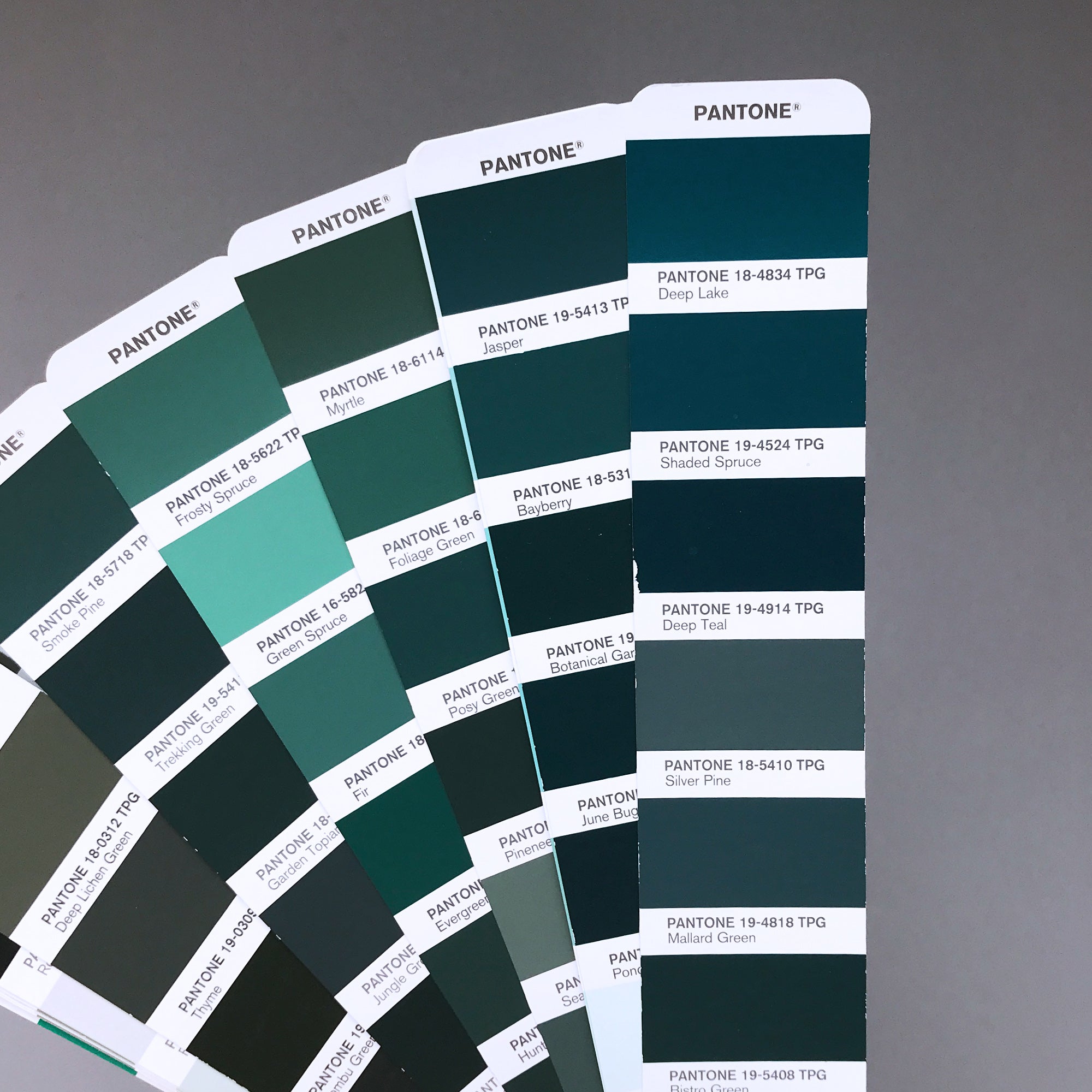 Dva lněné ubrousky s vambereckou krajkou v odstínu Silver Pine