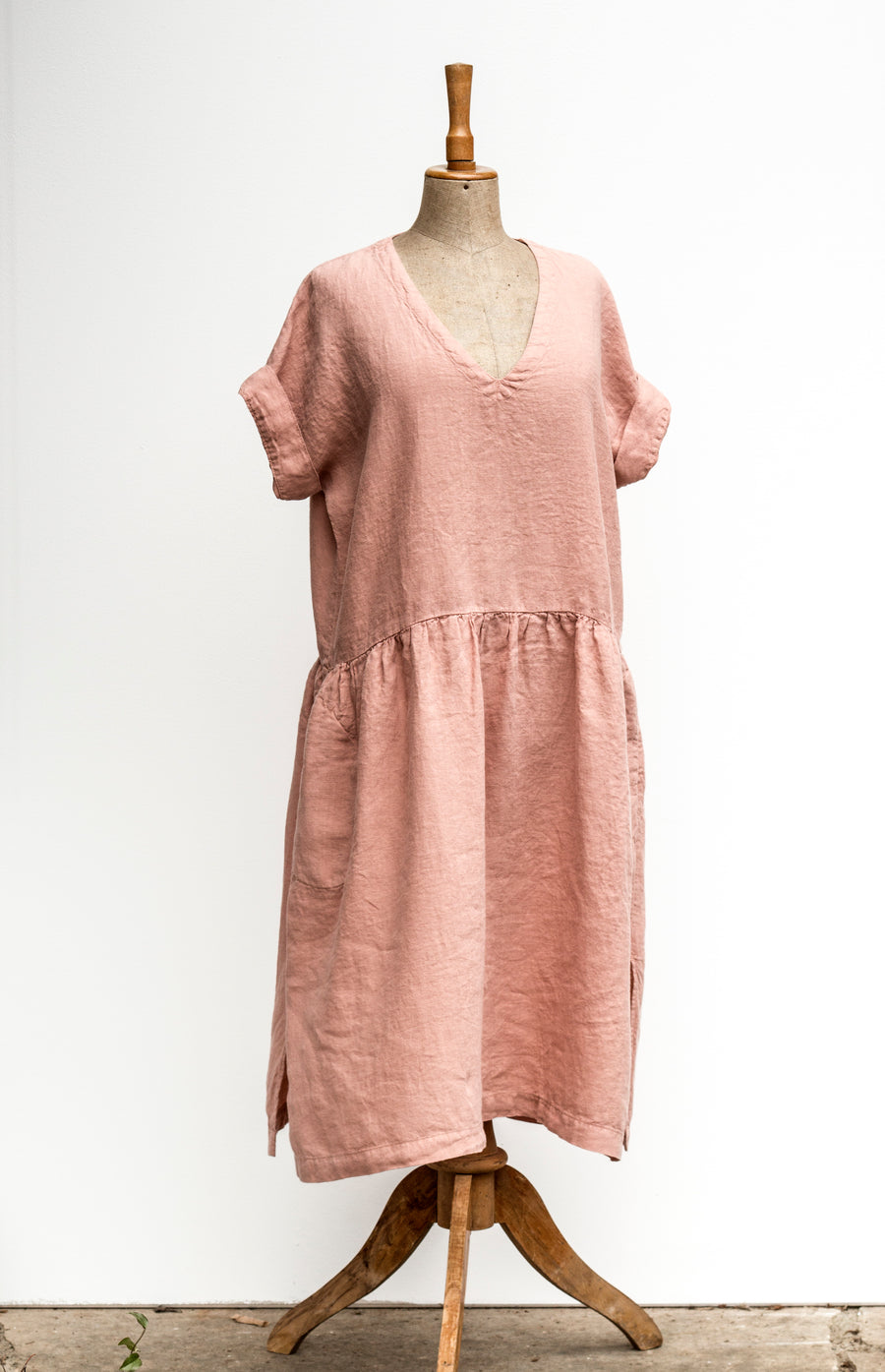 Venkovské šaty z extra jemného lnu v odstínu Peach Beige