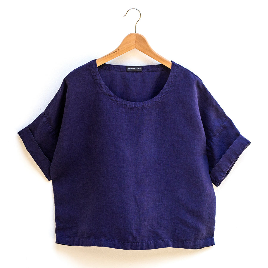 Wide top with sleeves made of extra fine linen in the shade Deep Wisteria