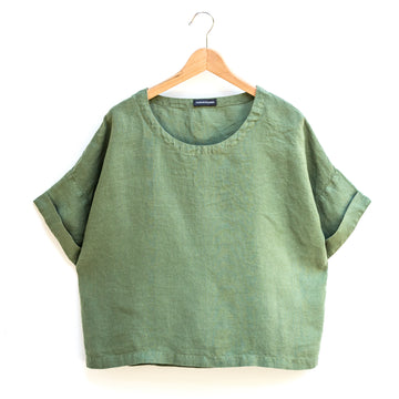 Wide top with sleeves made of extra fine linen in Forest Shade shade