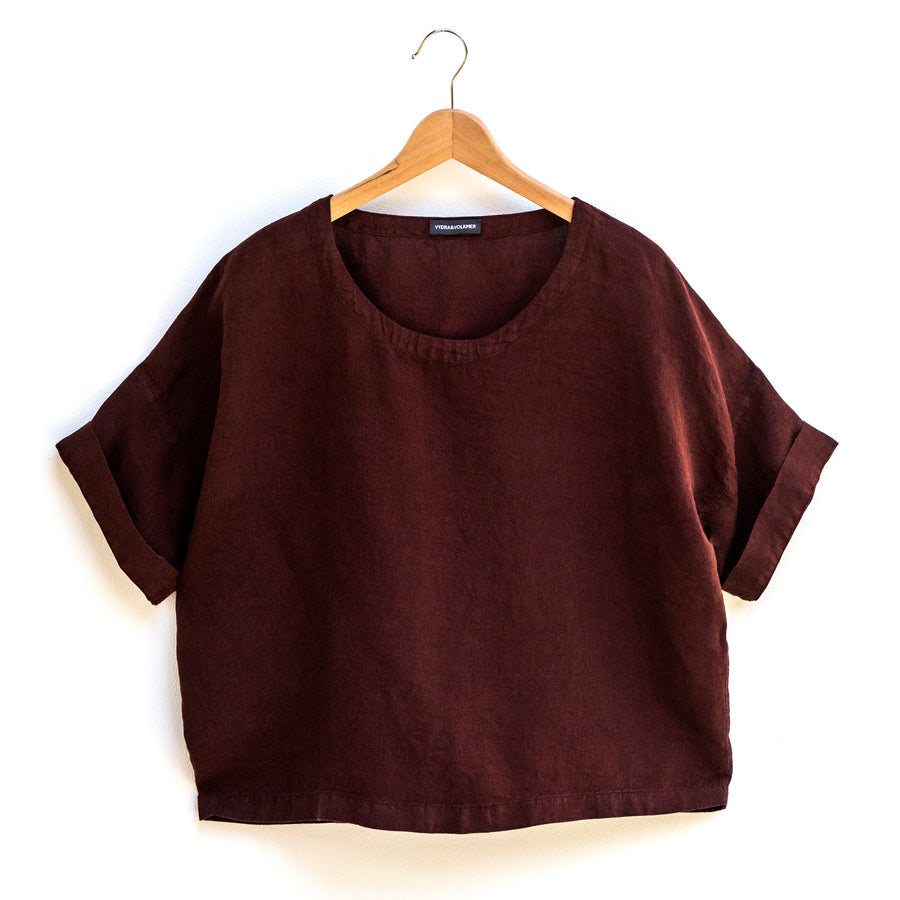 Wide top with sleeves made of extra soft linen in the shade Rum Raisin