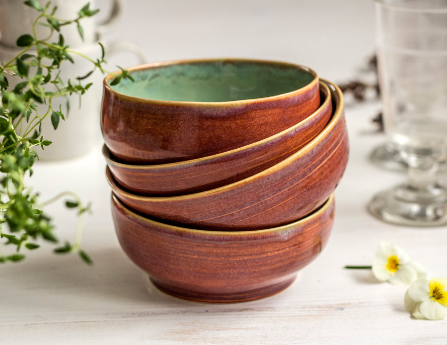 Ceramic bowls with an effective glaze / menthol-brick