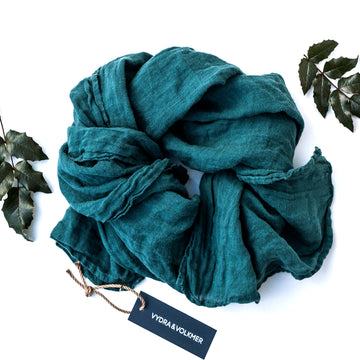 Luxuriously soft linen scarf in the shade of Silver Pine without stripes
