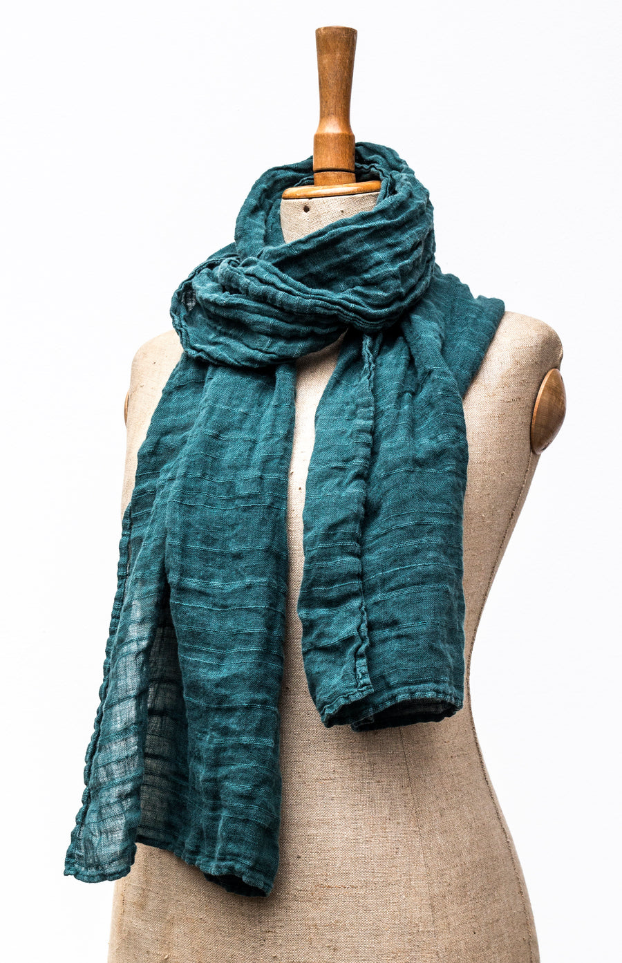 Luxuriously fine linen scarf in the shade of Silver Pine