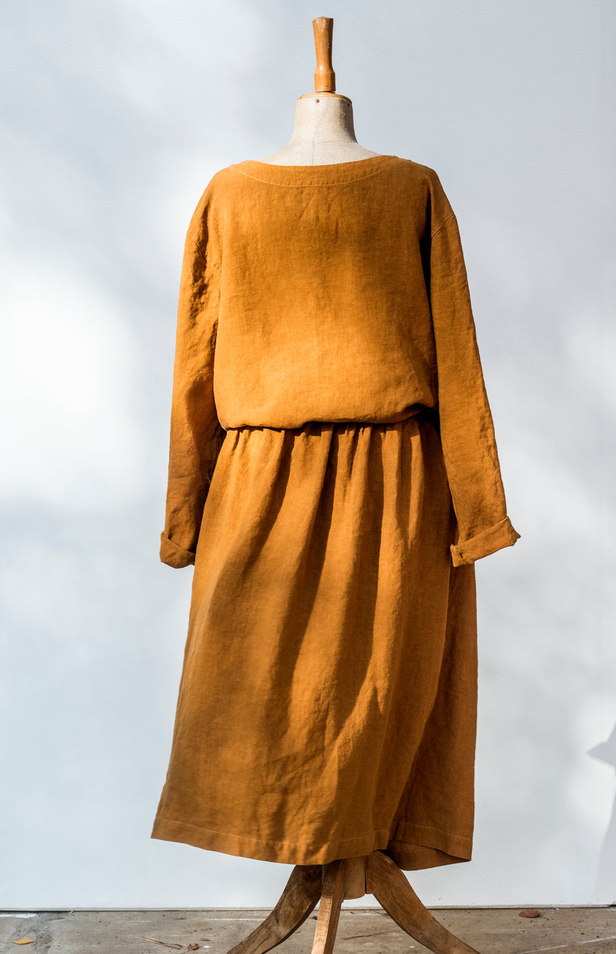 Podzimní plášťové oversized šaty v odstínu Wood Thrush
