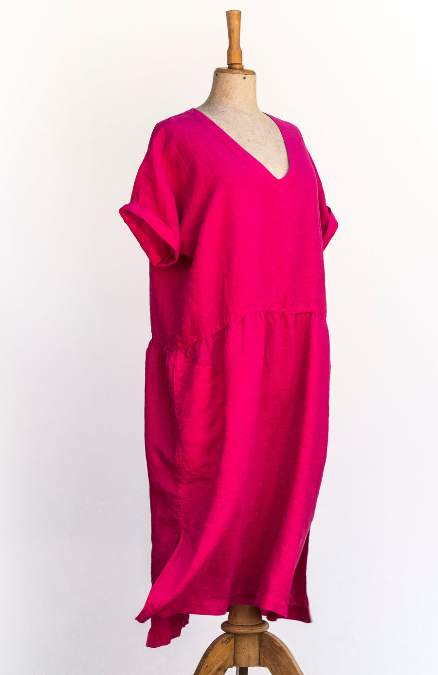 Venkovské šaty z extra jemného lnu v odstínu Beetroot Purple