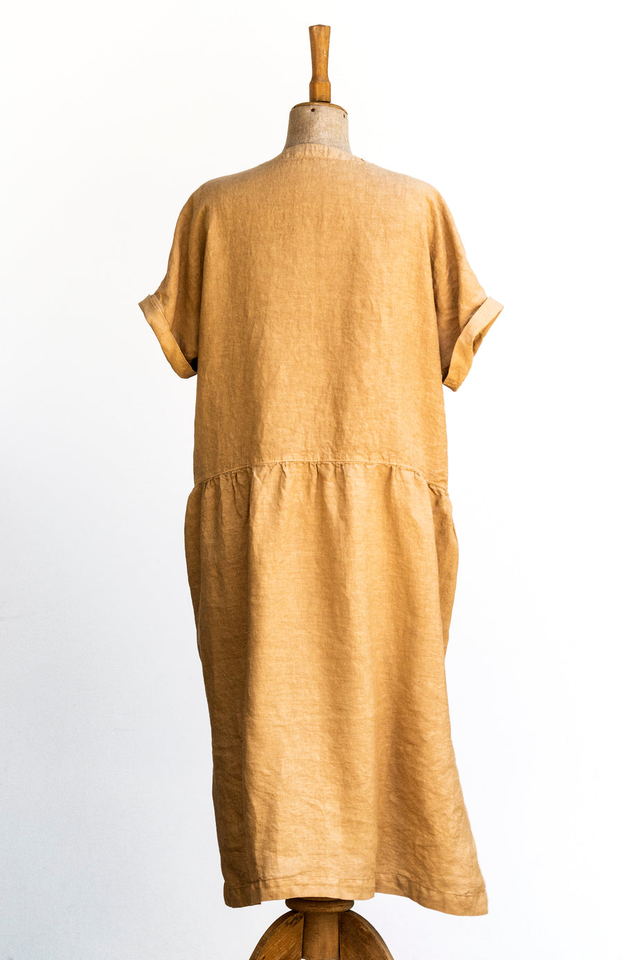 Country dress made of extra fine linen in the shade Curry