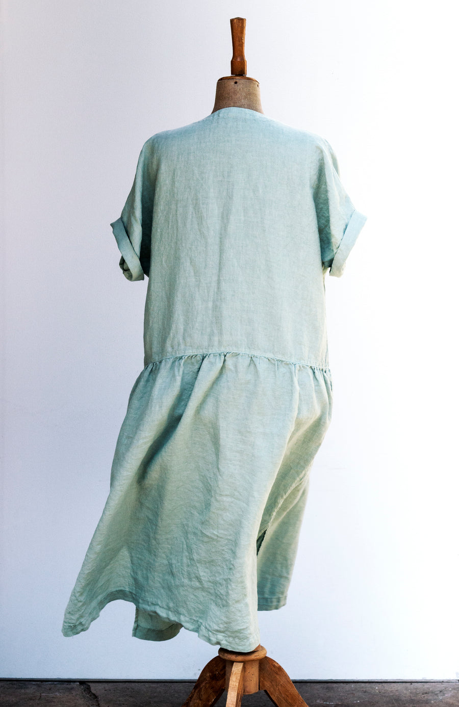 Venkovské šaty z extra jemného lnu v odstínu Aqua Foam