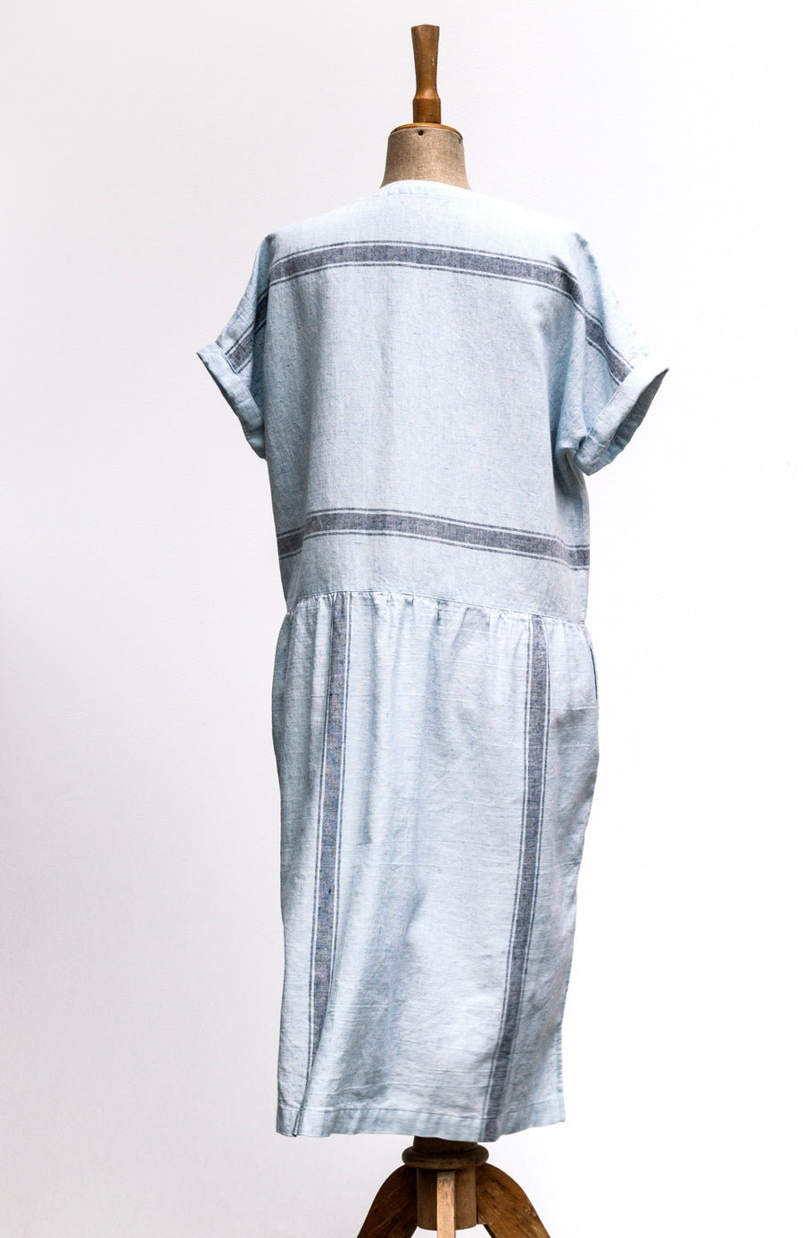Venkovské šaty len/bavlna světle modrá s vetkanými pruhy