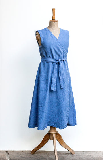 Zavinovací šaty z extra jemného lnu v odstínu Cornflower Blue
